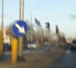 Rozmycie znaku drogowego spowodowane wybojami w drodze