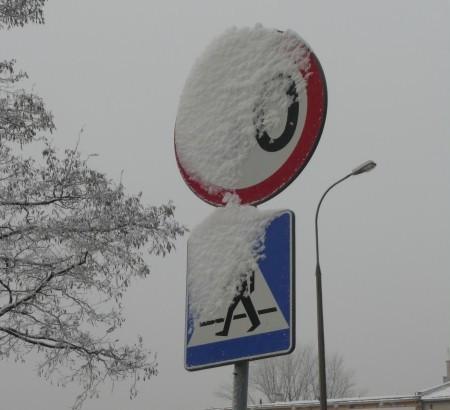 znaki drogowe w trudnych warunkach