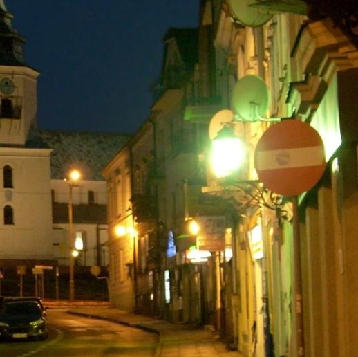 znaki drogowe w światle różnobarwnym
