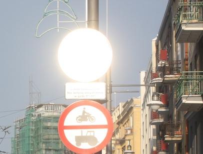 odbicia światła od znaków