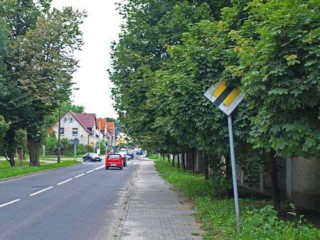 Przesłonięcie znaku przez drzewa