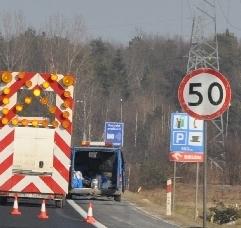 Duży rozmiar znaku drogowego