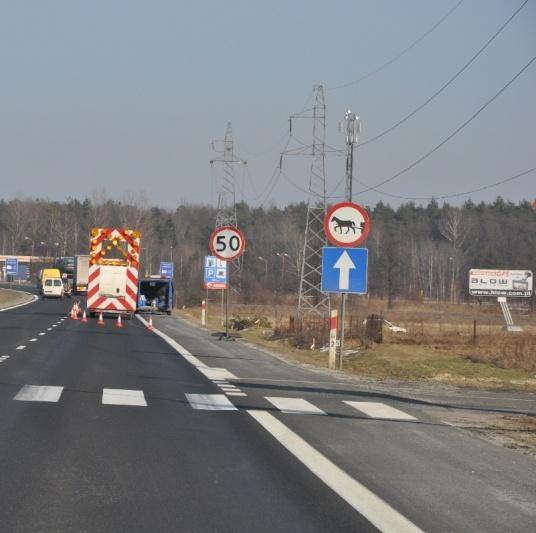 Mały rozmiar znaku drogowego w kadrze