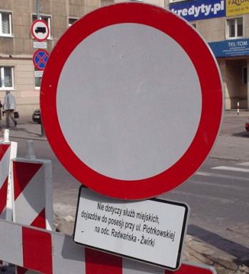 Napis pod znakiem
